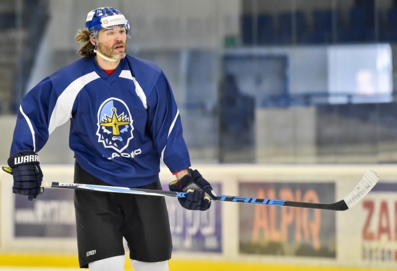 Jaromír Jágr si v kladenském dresu v letošní sezoně nakonec nezahraje. Jaromír Jágr si v kladenském dresu v letošní sezoně nakonec nezahraje.