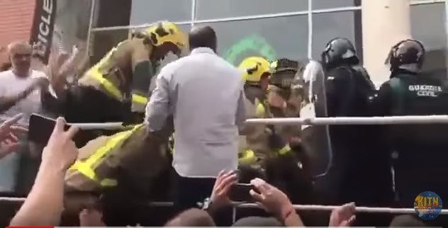 Jako lidský štít se proti policii postavili hasiči. 