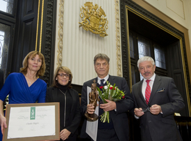 Italský spisovatel Claudio Magris (druhý zprava) převzal roku 2016 v Praze mezinárodní literární Cenu Franze Kafky. Ocenění mu předali (zleva) ředitelka Centra Franze Kafky Markéta Mališová, pražská primátorka Adriana Krnáčová a předseda výboru Společnosti Franze Kafky Vladimír Železný.