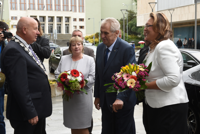 Prezident republiky Miloš Zeman s manželkou Ivanou zahájil třídenní návštěvu Ústeckého kraje. Před sídlem krajského úřadu v Ústí nad Labem je přivítal hejtman Oldřich Bubeníček (vlevo) s manželkou Jitkou (zcela vpravo).
