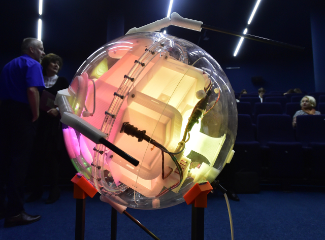 Replika první umělé družice Sputnik 1.