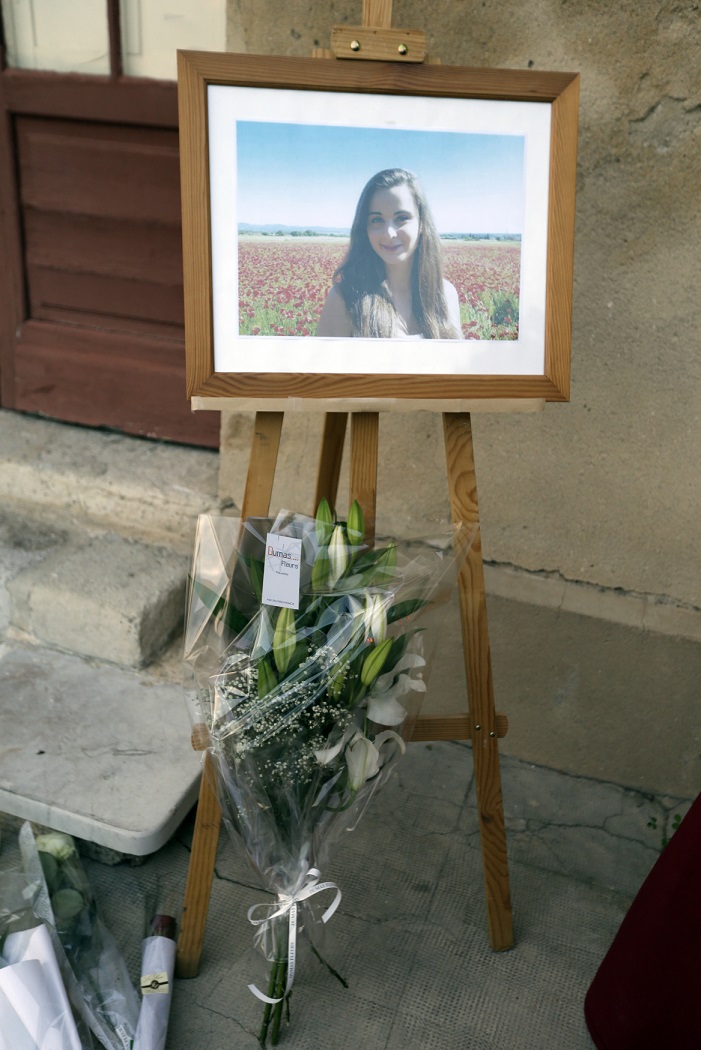 Pietní místo s fotografií dvacetileté dívky Mauranne, která byla spolu se svou o rok starší sestřenicí Laurou smrtelně ubodána na vlakovém nádraží Marseille Saint Charles.