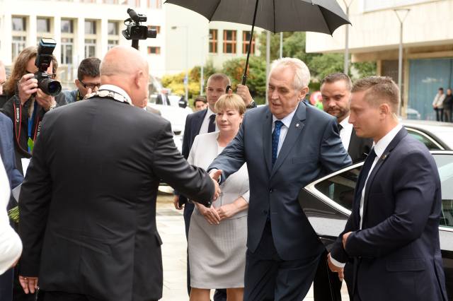 Prezident republiky Miloš Zeman s manželkou Ivanou zahájil třídenní návštěvu Ústeckého kraje.
