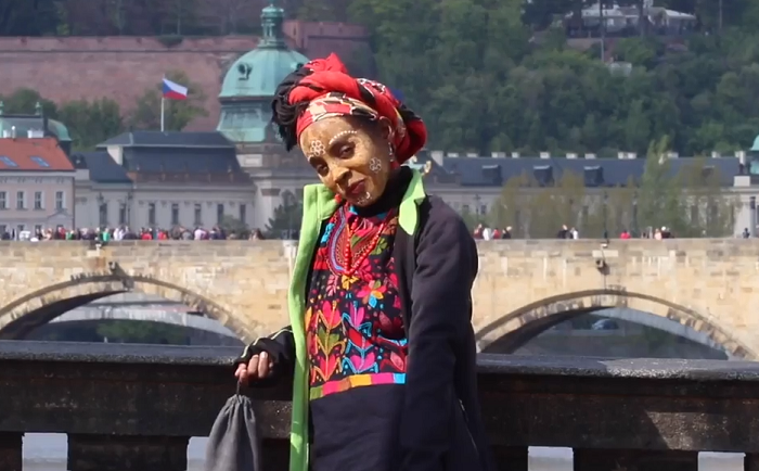 Snímek z filmu Odile - z Madagaskaru do moravské domácnosti.