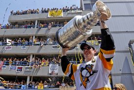 Sidney Crosby při oslavách vítězství ve Stanley Cupu.