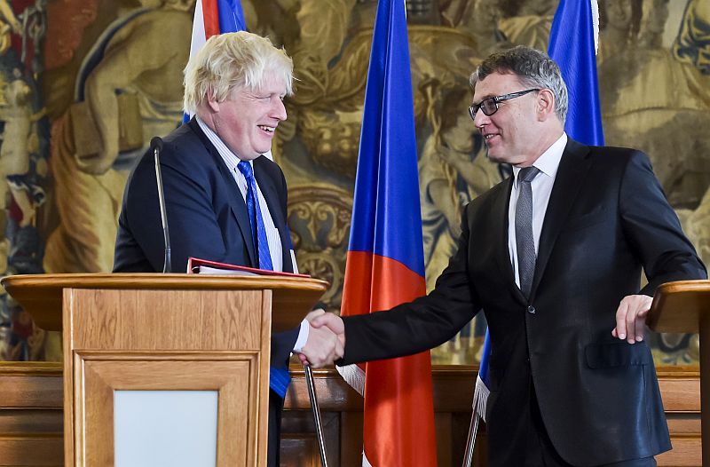 Český ministr zahraničí Lubomír Zaorálek (vpravo) a jeho britský protějšek Boris Johnson.