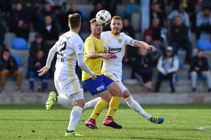 Fotbalisté Zlína vykročili za obhajobou triumfu v domácím poháru MOL Cupu výhrou 2:0 nad Pískem.