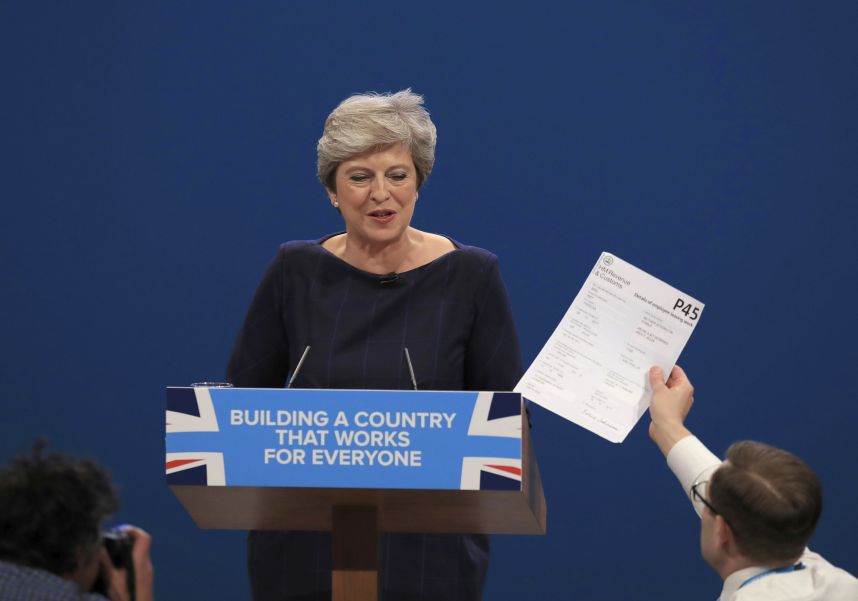 Britská premiérka Theresa Mayová a komik Simon Brodkin.