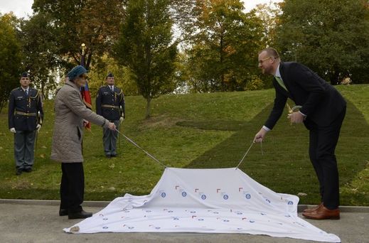Hana Fajtlová a starosta Prahy 6 Ondřej Kolář odhalili 4. října v Praze pomník československému stíhacímu pilotovi Františku Fajtlovi, který bojoval za druhé světové války v řadách Royal Air Force proti nacistickému Německu.