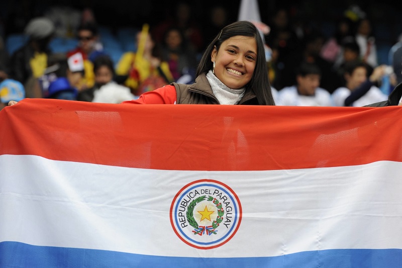 Fanynka s vlajkou Paraguaye. Stát chce v roce 2030 hostit mistrovství světa ve fotbale. 