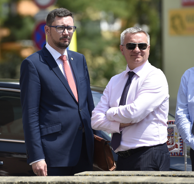 (Zleva) Mluvčí prezidenta Jiří Ovčáček a kancléř Vratislav Mynář. (Zleva) Mluvčí prezidenta Jiří Ovčáček a kancléř Vratislav Mynář.