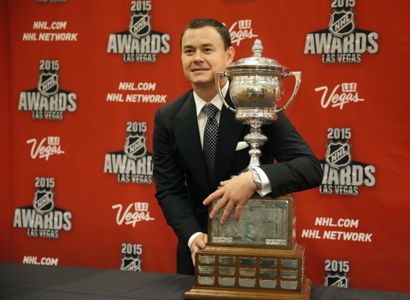 Hokejista Jiří Hudler s cenou udělovanou mimo jiné i za gentlemanské chování. Po svém letu z New Yorku do Prahy by možná měl uvažovat o tom, jestli ji nevrátit. Hokejista Jiří Hudler s cenou udělovanou mimo jiné i za gentlemanské chování. Po svém letu z New Yorku do Prahy by možná měl uvažovat o tom, jestli ji nevrátit.