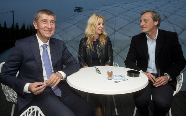 Andrej Babiš s manželkou Monikou a Martinem Stropnickým.