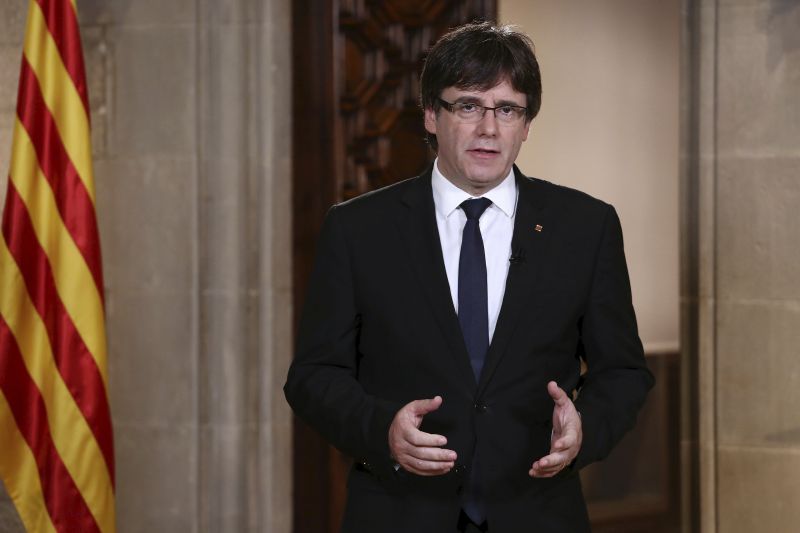 Katalánský premiér Carles Puigdemont. Katalánský premiér Carles Puigdemont.