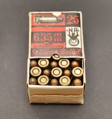 Krabička s náboji ráže 6,35 mm z vlašimské zbrojovky Sellier & Bellot.