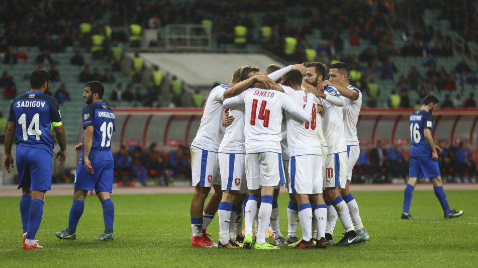 Čeští fotbalisté se radují ze vstřelené branky.