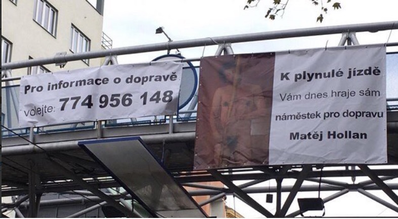 Plachty s nahým Matějem Hollanem.