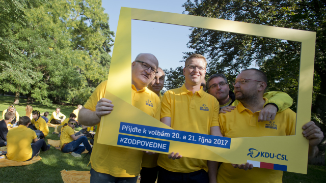 Předseda KDU-ČSL Pavel Bělobrádek (uprostřed) na pikniku KDU-ČSL.