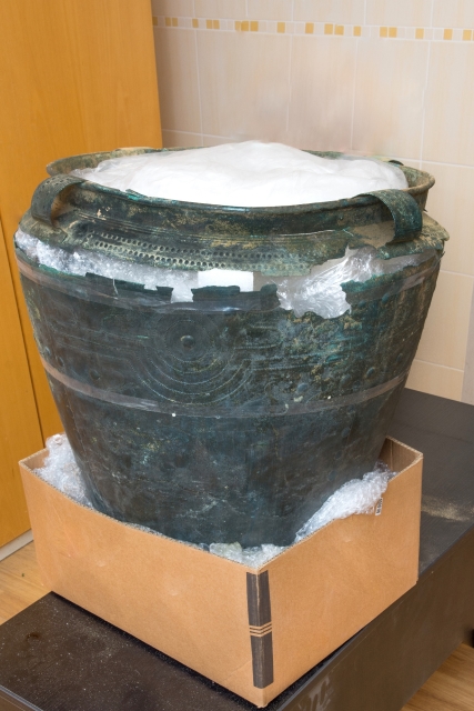 Archeologové objevili na Pardubicku velké bronzové tepané vědro.