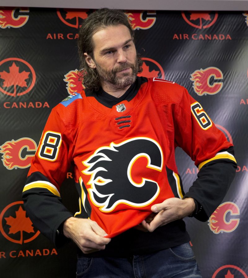 Jaromír Jágr po podpisu smlouvy s Calgary Flames. Jaromír Jágr po podpisu smlouvy s Calgary Flames.
