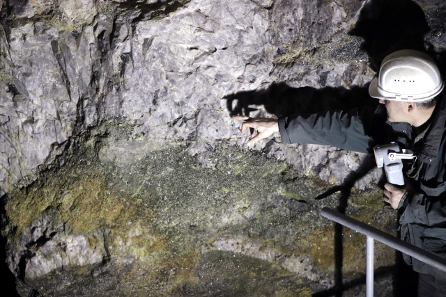 Otto Janout, jeden ze zakladatelů společnosti Geomet, ukazuje na rudu, obsahující lithium uvnitř bývalého dolu blízko Cínovce.