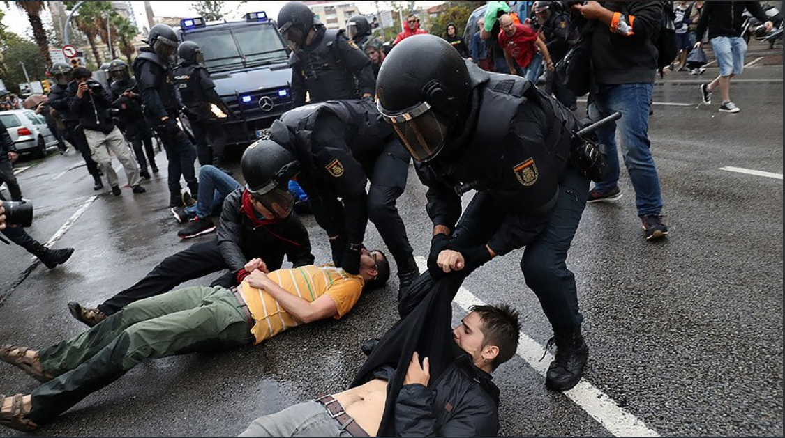 Policejní násilí během katalánského referenda.