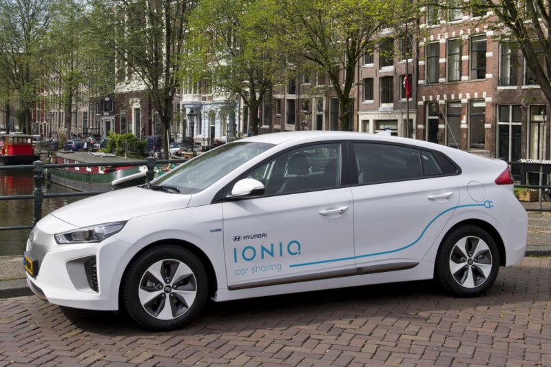 Flotila stovky modelů Ioniq Electric rozšiřuje nabídku ekologické dopravy. Flotila stovky modelů Ioniq Electric rozšiřuje nabídku ekologické dopravy.