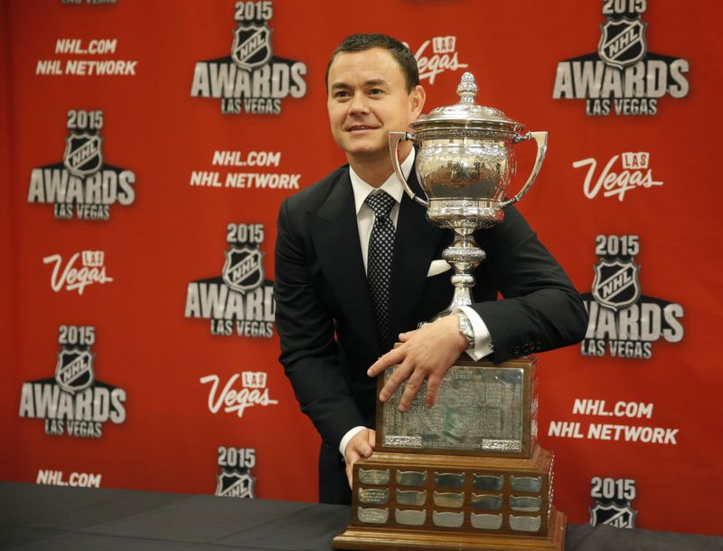 Jiří Hudler přebírá cenu pro největšího gentlemana NHL.