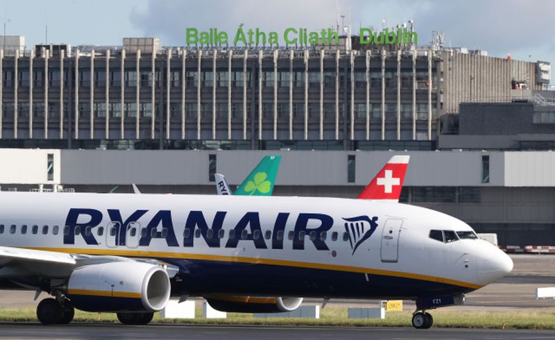 Letadlo společnosti Ryanair. Letadlo společnosti Ryanair.