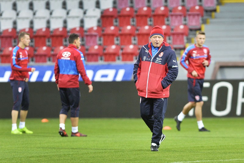 Trenér české fotbalové reprezentace Karel Jarolím na tréninku.