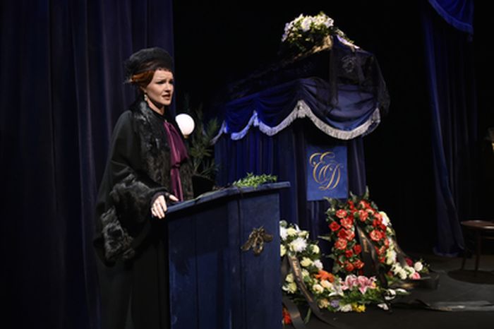 Jana Ondrušková v roli společnice při zkoušce hry Viktorie Hradské Commedia finita v režii Petra Novotného.