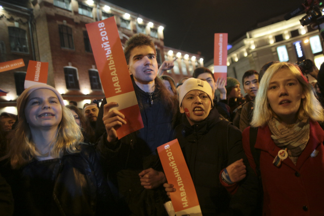 Demonstranti v Petrohradě.