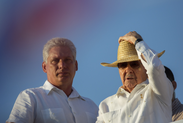 Viceprezident Miguel Díaz-Canel (vlevo) a prezident Kuby Raúl Castro (vpravo)