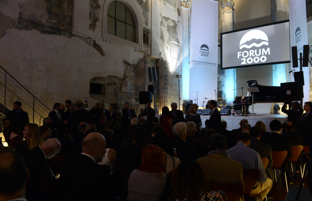 Slavnostní zahájení 21. ročníku mezinárodní konference Forum 2000. Slavnostní zahájení 21. ročníku mezinárodní konference Forum 2000.