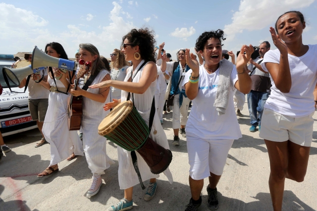 Izraelky a Palestinky na pochodu. Izraelky a Palestinky na pochodu.