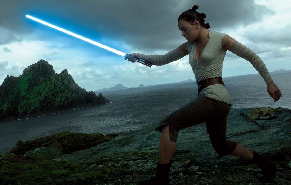 Hlavní postava nové série Star Wars Rey (Daisy Ridley). Hlavní postava nové série Star Wars Rey (Daisy Ridley).