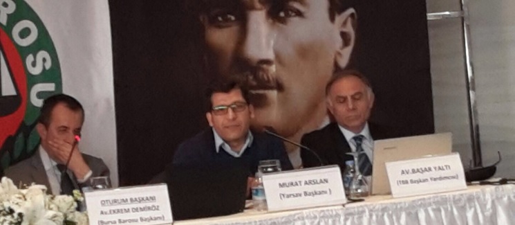 Turecký právník Murat Arslan (uprostřed).