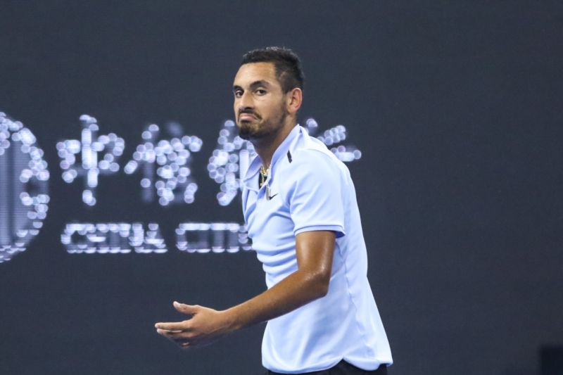 Australský tenista Nick Kyrgios uznale tleská Rafaelu Nadalovi ve finále v Pekingu. Australský tenista Nick Kyrgios uznale tleská Rafaelu Nadalovi ve finále v Pekingu.