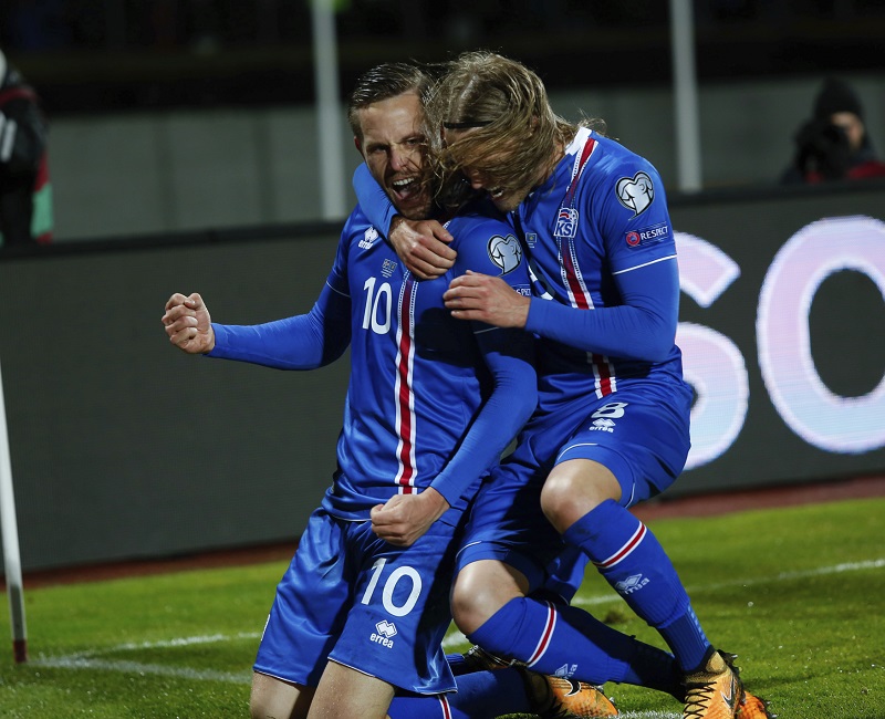 Fotbalisté Islandu se radují z premiérového postupu na mistrovství světa.