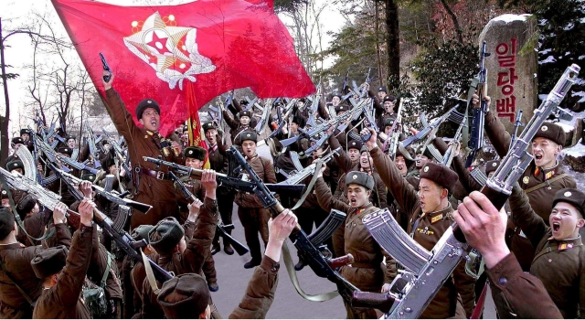 Snímek příslušníků ozbrojených sil KLDR demonstrujících svou připravenost odrazit případný útok USA a Jižní Koreje.