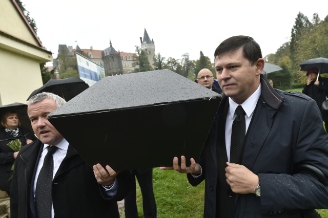 Praktičtí lékaři pořádali ve Žlebech na Kutnohorsku symbolický pohřeb zavřené ordinace. Akce je součástí dnešního protestu praktických lékařů.