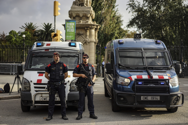 Budovu katalánského parlamentu v Barceloně střeží policie.