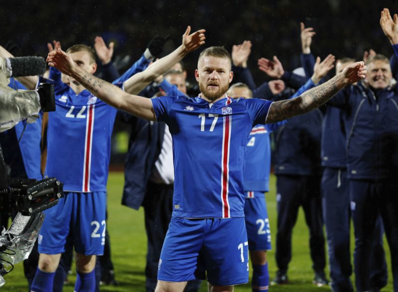 Islandští fotbalisté se radují z postupu na mistrovství světa.