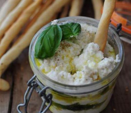 Pomazánka ve sklenici s mozzarellou a kozím sýrem.