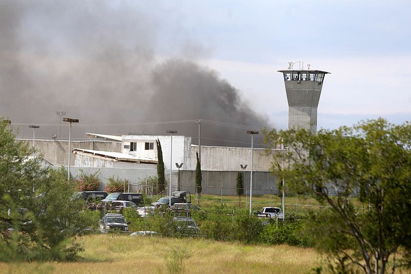 Vězni začali podle mexických médií protestovat, neboť do trestnice poblíž města Monterrey měli být umístěni odsouzenci spojení s mocným drogovým kartelem Zetas. Vězni začali podle mexických médií protestovat, neboť do trestnice poblíž města Monterrey měli být umístěni odsouzenci spojení s mocným drogovým kartelem Zetas.