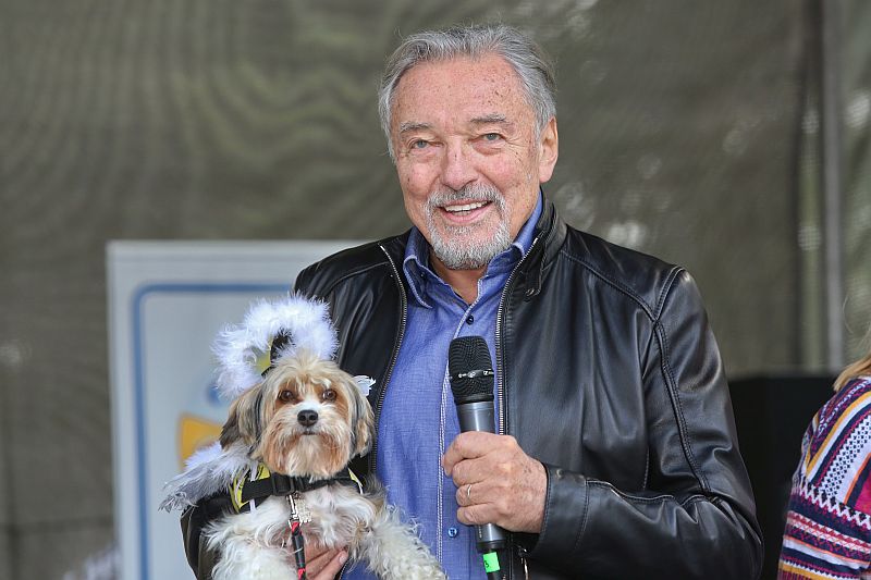 Zpěvák Karel Gott.