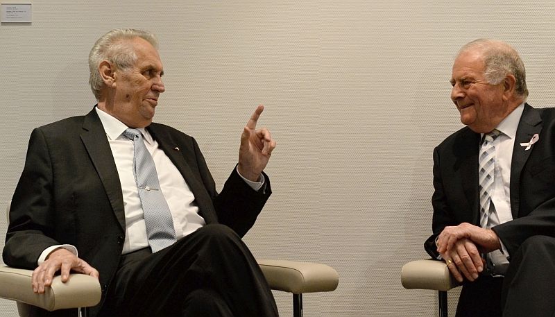 Český prezident Miloš Zeman (vlevo) se 10. října ve Štrasburku setkal s úřadujícím předsedou PSRE Rogerem Galem. Český prezident Miloš Zeman (vlevo) se 10. října ve Štrasburku setkal s úřadujícím předsedou PSRE Rogerem Galem.