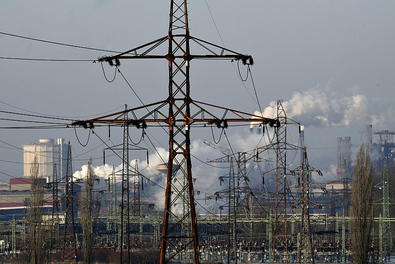 Komíny ocelárny Arcelor Mittal, jsou jedním ze znečišťovatelů ovzduší v Ostravě. Pohled od Vratimova. Komíny ocelárny Arcelor Mittal, jsou jedním ze znečišťovatelů ovzduší v Ostravě. Pohled od Vratimova.