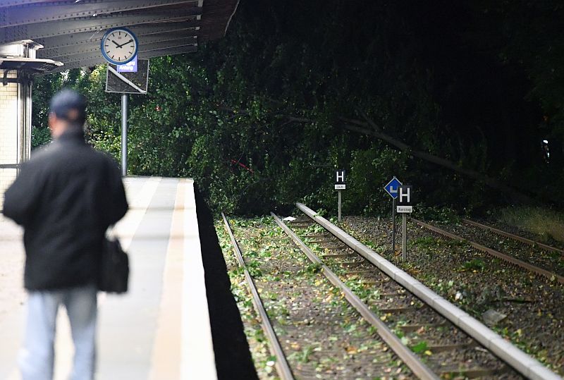 Bouře Xavier se přehnala přes Německo a zanechala za sebou znatelné škody. Na snímku je berlínské vlakové nástupiště.
