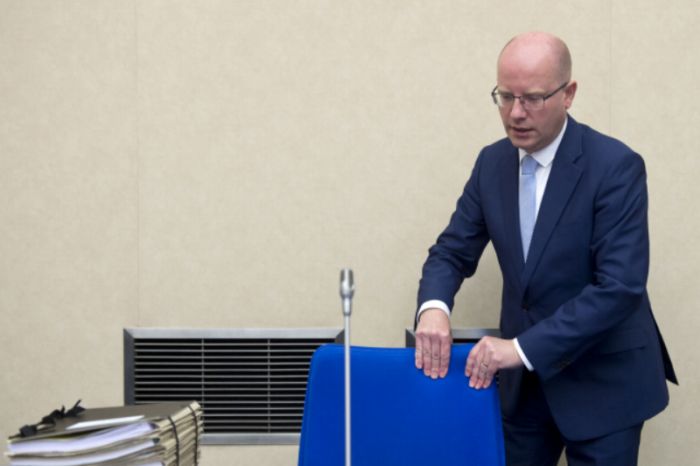Bohuslav Sobotka na schůzi vlády.